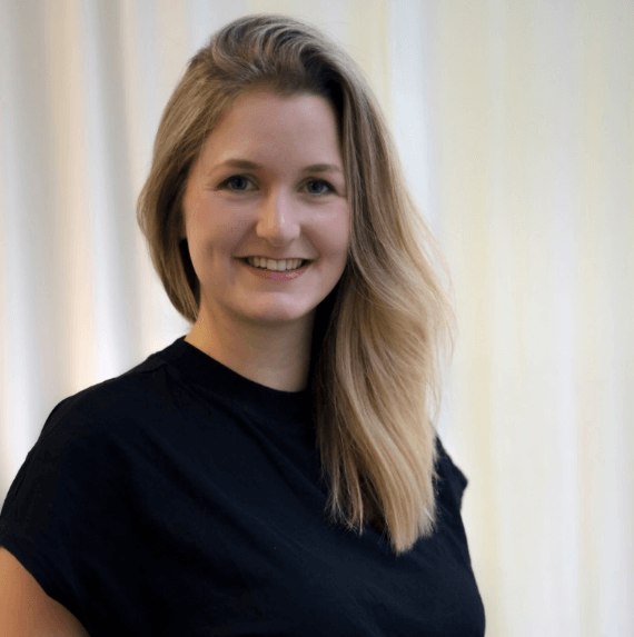 Ein Bild von Isabell Baumgarten, auf dem sie in die Kamera lacht.